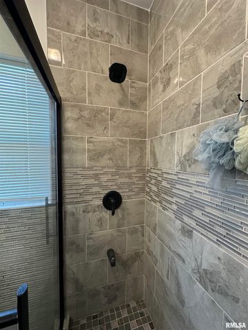 410 E VIRGINIA Avenue, Peoria, IL 61603