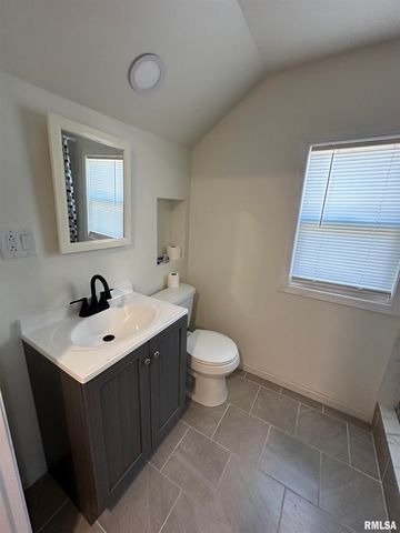 410 E VIRGINIA Avenue, Peoria, IL 61603