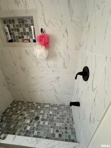 410 E VIRGINIA Avenue, Peoria, IL 61603