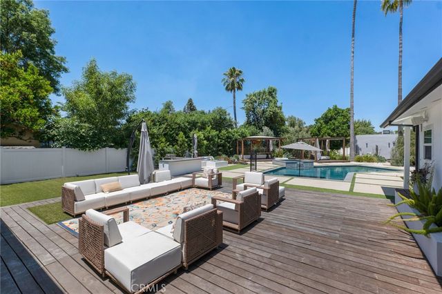 23051 Burbank Boulevard, Woodland Hills, CA 91367