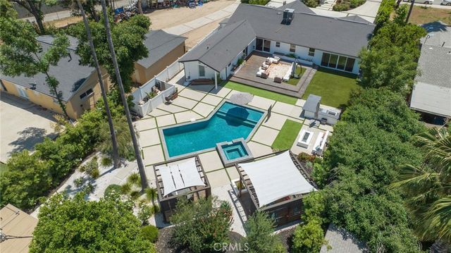 23051 Burbank Boulevard, Woodland Hills, CA 91367