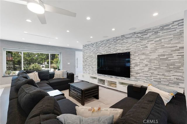 23051 Burbank Boulevard, Woodland Hills, CA 91367