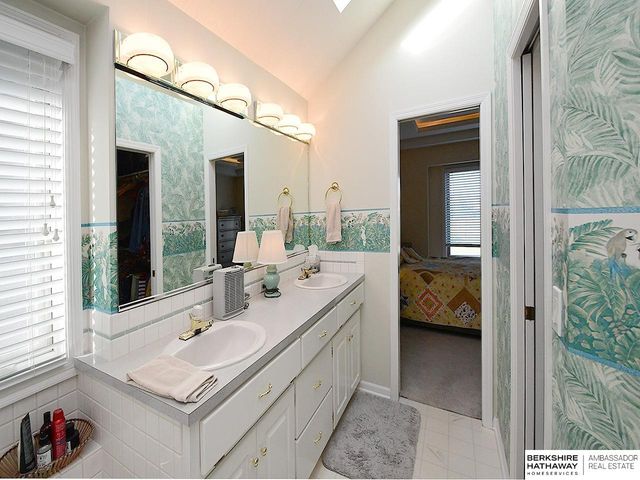 10012 S 172nd Circle, Omaha, NE 68136