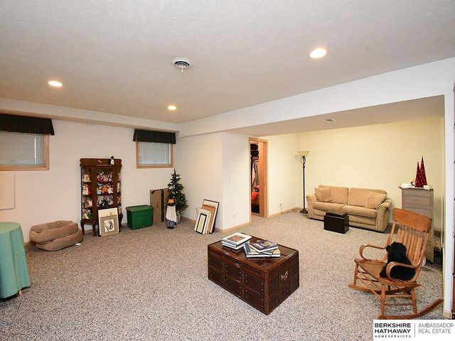 10012 S 172nd Circle, Omaha, NE 68136