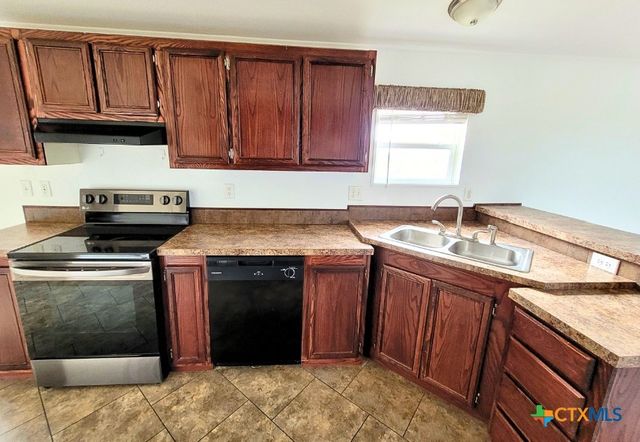 2072 County Road 421, Stockdale, TX 78160