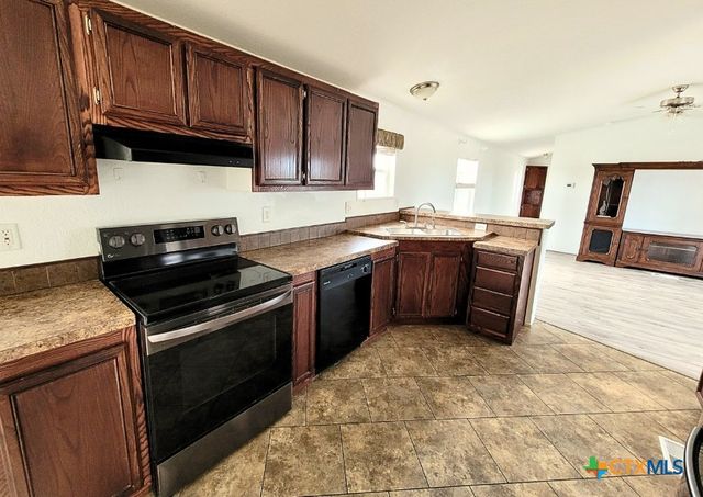 2072 County Road 421, Stockdale, TX 78160