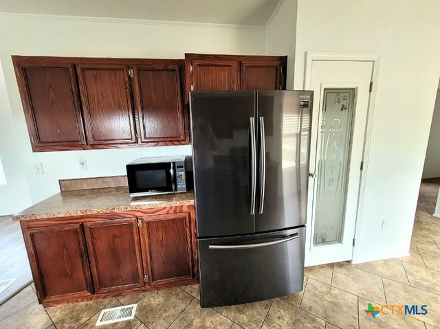 2072 County Road 421, Stockdale, TX 78160