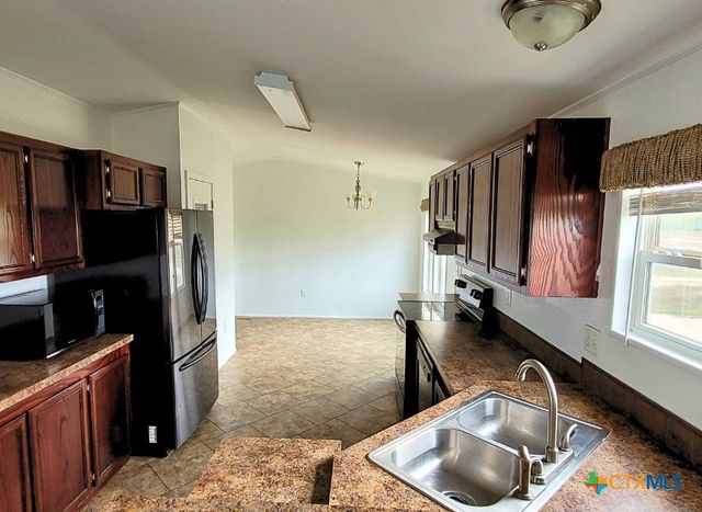 2072 County Road 421, Stockdale, TX 78160