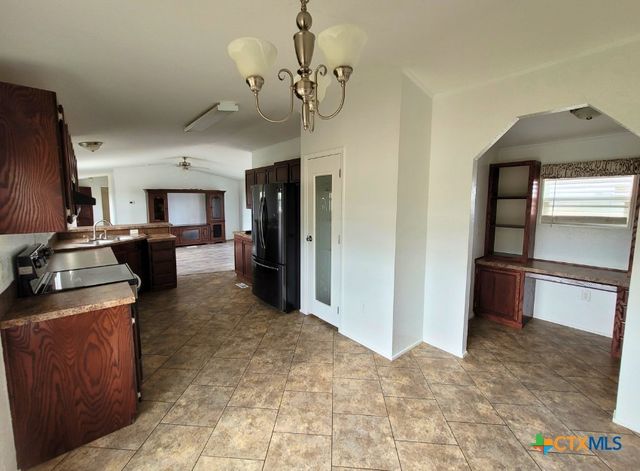 2072 County Road 421, Stockdale, TX 78160