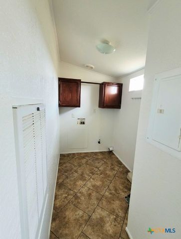 2072 County Road 421, Stockdale, TX 78160