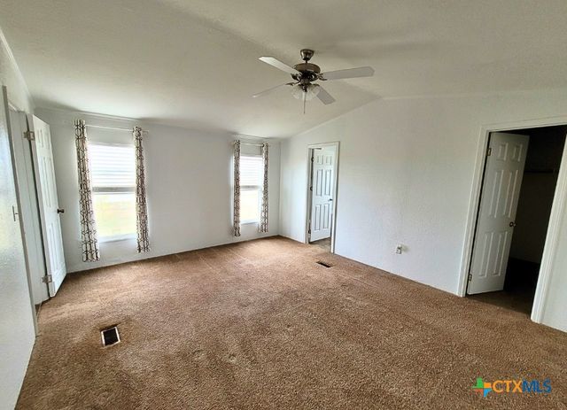 2072 County Road 421, Stockdale, TX 78160