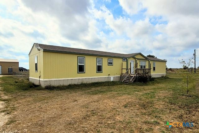 2072 County Road 421, Stockdale, TX 78160
