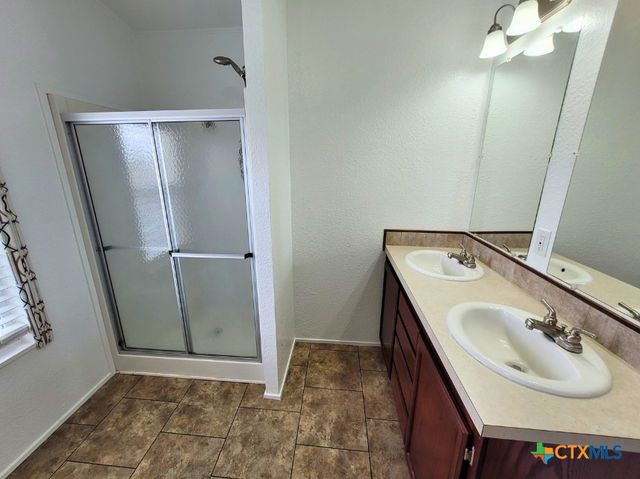 2072 County Road 421, Stockdale, TX 78160