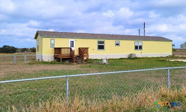 2072 County Road 421, Stockdale, TX 78160