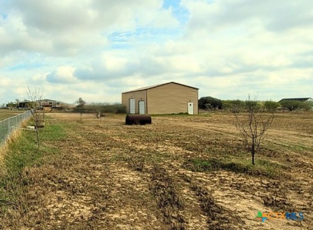 2072 County Road 421, Stockdale, TX 78160