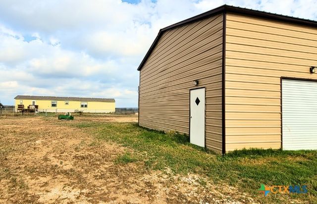 2072 County Road 421, Stockdale, TX 78160