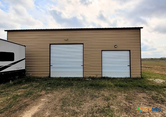 2072 County Road 421, Stockdale, TX 78160