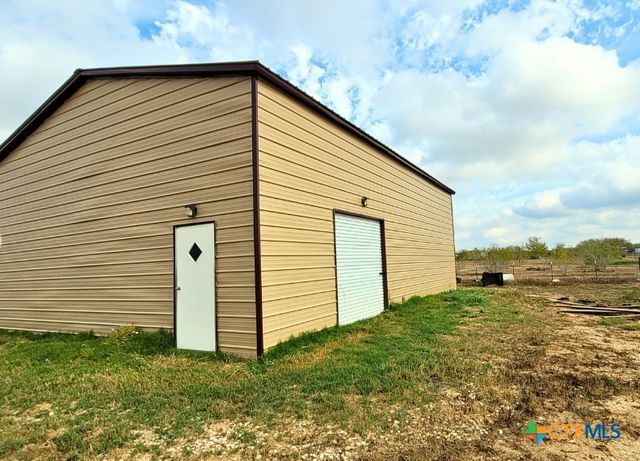 2072 County Road 421, Stockdale, TX 78160