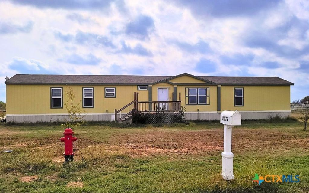 2072 County Road 421, Stockdale, TX 78160