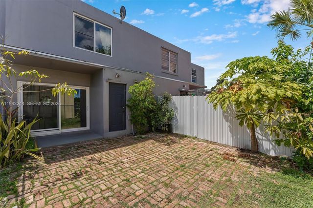 314 NE 142nd St 16C, Miami, FL 33161