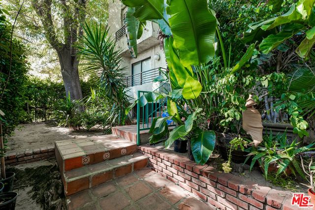 8221 Langdon Avenue 208, Van Nuys, CA 91406