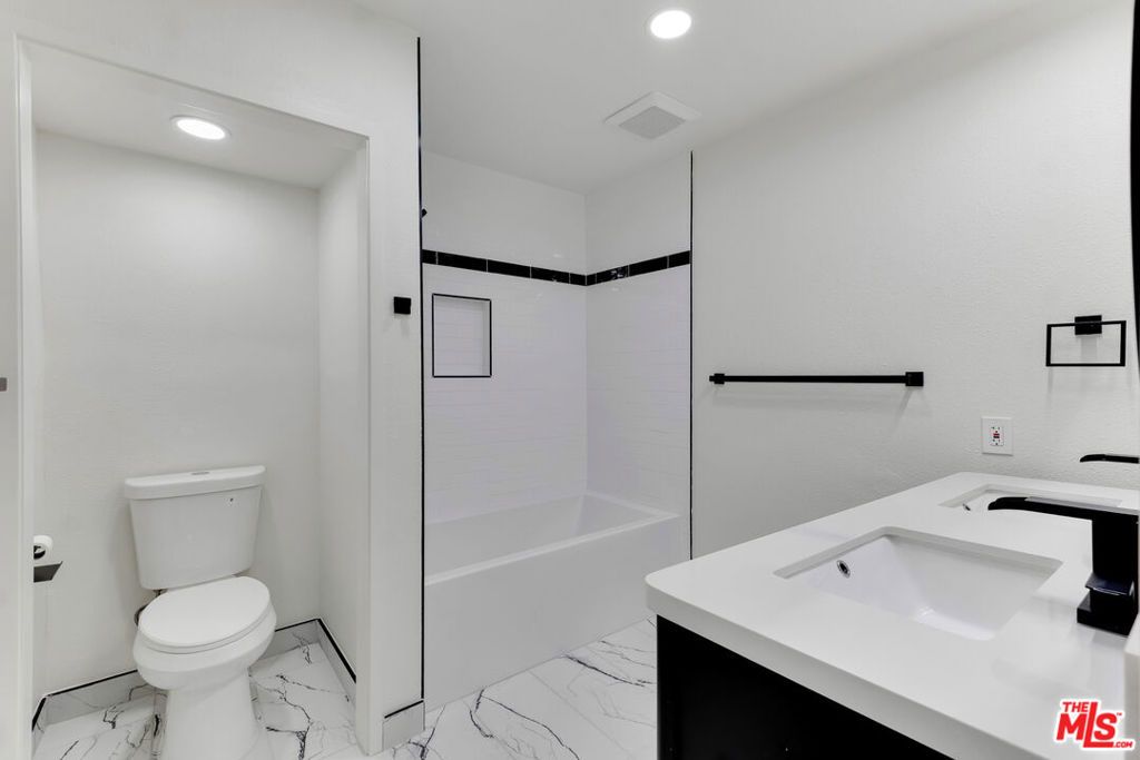 Image 16 of property listing at 8221 Langdon Avenue 208, Van Nuys, CA 91406