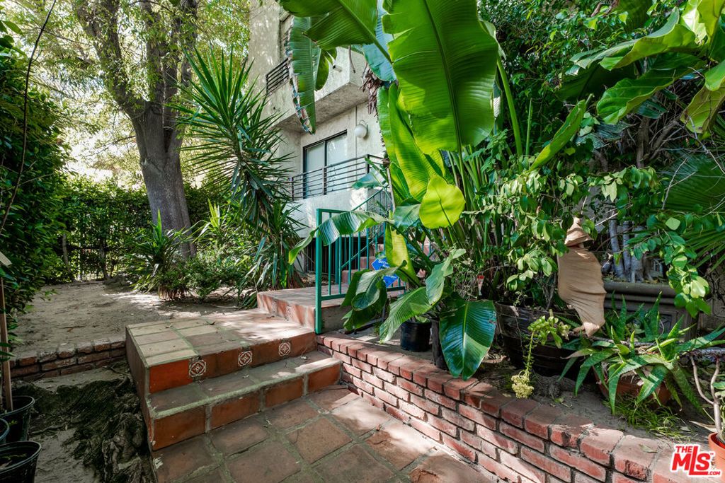Image 25 of property listing at 8221 Langdon Avenue 208, Van Nuys, CA 91406