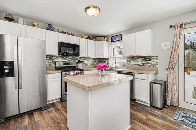 975 Oak Creek Drive, South Lyon, MI 48178