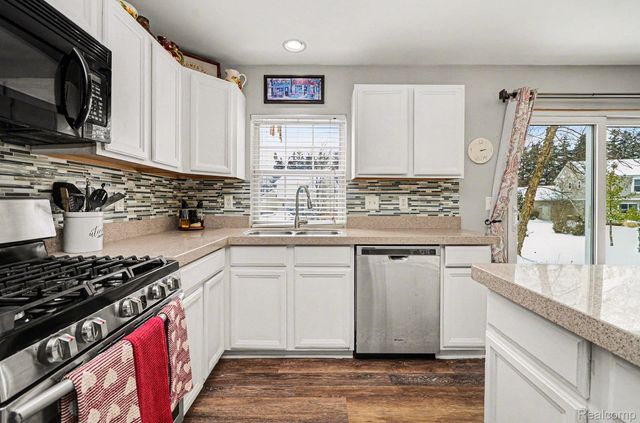 975 Oak Creek Drive, South Lyon, MI 48178