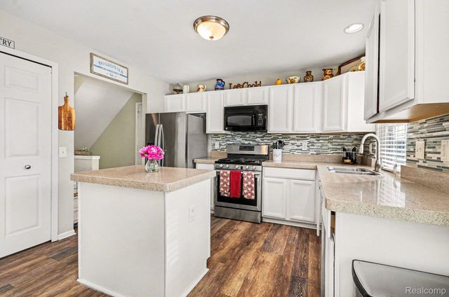 975 Oak Creek Drive, South Lyon, MI 48178