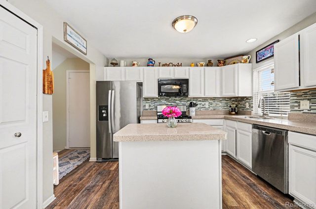 975 Oak Creek Drive, South Lyon, MI 48178