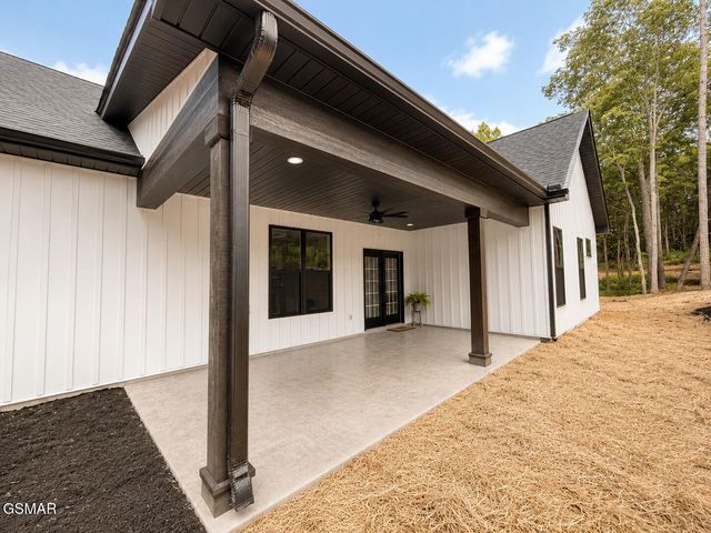 136 Cove Springs Drive, Dandridge, TN 37725