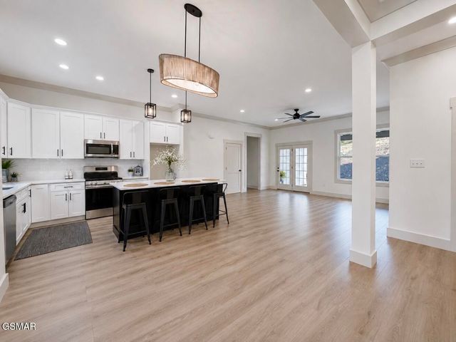 136 Cove Springs Drive, Dandridge, TN 37725