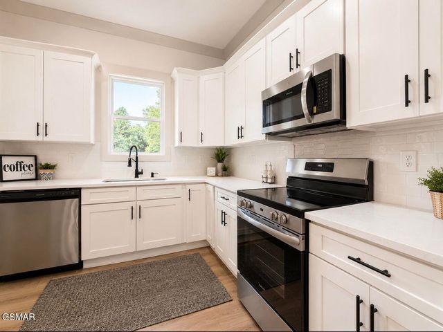 136 Cove Springs Drive, Dandridge, TN 37725
