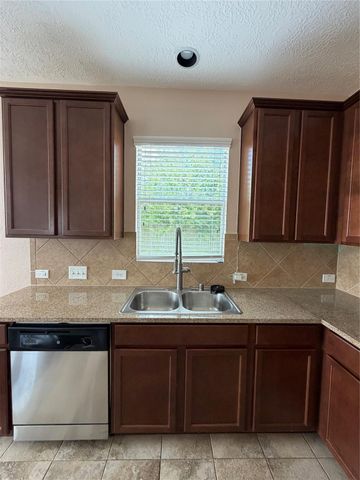 7034 Sun Creek Drive, Hitchcock, TX 77563