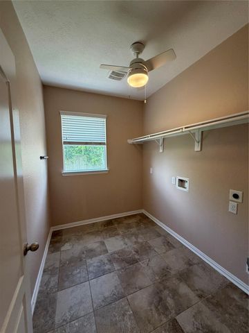 7034 Sun Creek Drive, Hitchcock, TX 77563