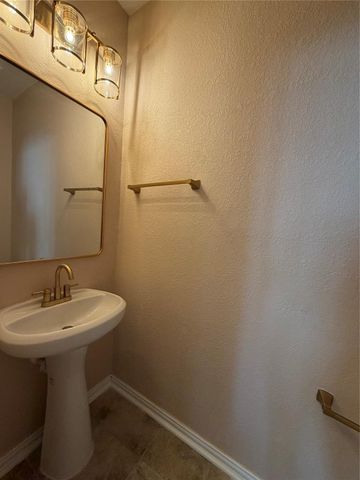 7034 Sun Creek Drive, Hitchcock, TX 77563
