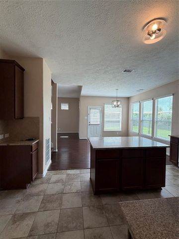 7034 Sun Creek Drive, Hitchcock, TX 77563