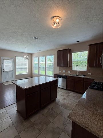 7034 Sun Creek Drive, Hitchcock, TX 77563