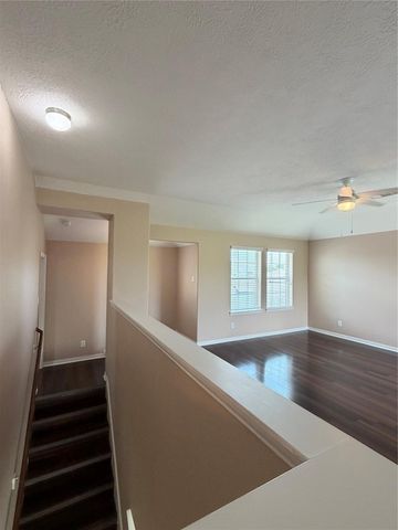 7034 Sun Creek Drive, Hitchcock, TX 77563