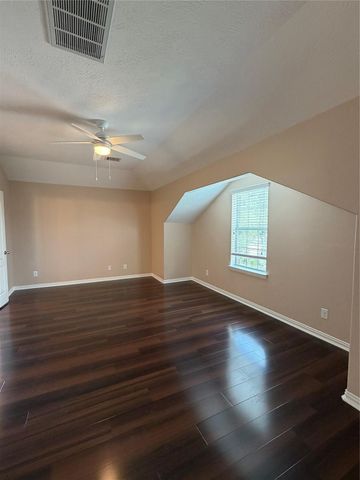 7034 Sun Creek Drive, Hitchcock, TX 77563