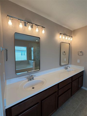 7034 Sun Creek Drive, Hitchcock, TX 77563