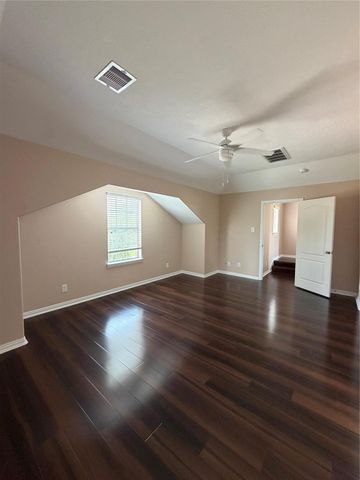7034 Sun Creek Drive, Hitchcock, TX 77563