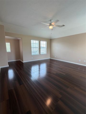 7034 Sun Creek Drive, Hitchcock, TX 77563