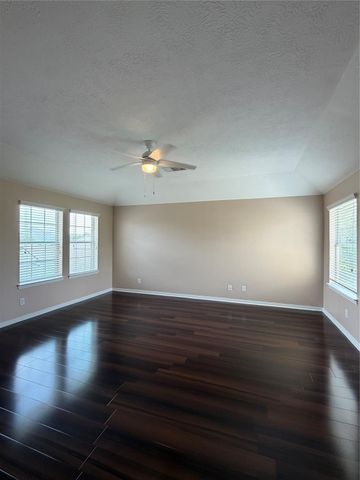 7034 Sun Creek Drive, Hitchcock, TX 77563