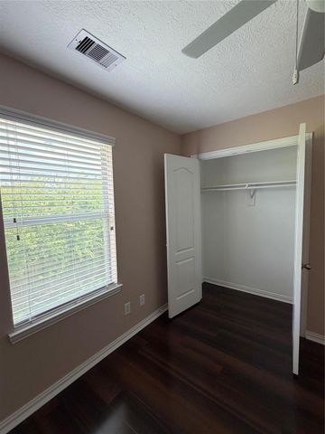 7034 Sun Creek Drive, Hitchcock, TX 77563
