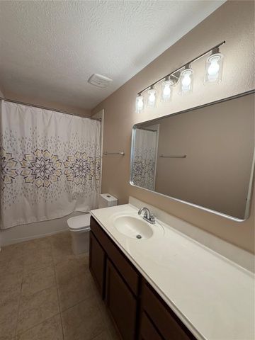7034 Sun Creek Drive, Hitchcock, TX 77563