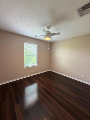 7034 Sun Creek Drive, Hitchcock, TX 77563
