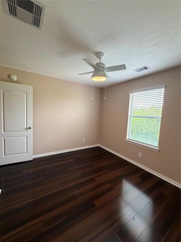 7034 Sun Creek Drive, Hitchcock, TX 77563