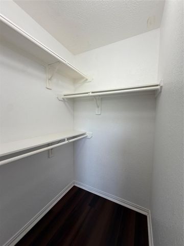7034 Sun Creek Drive, Hitchcock, TX 77563